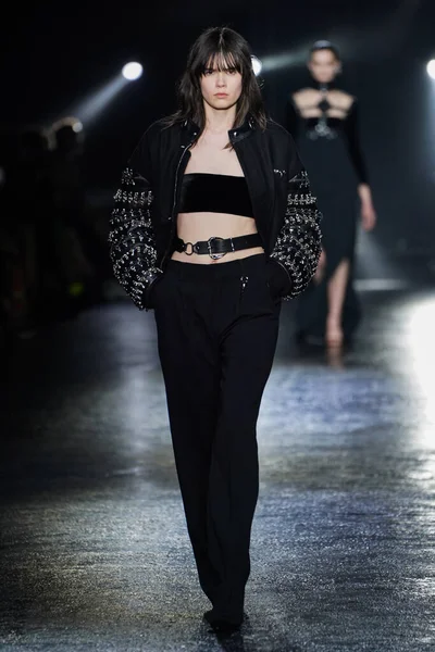 MİLAN, İTALYA 23 Şubat 2022 'de Milan Moda Haftası / Kış 2023' te İtalya 'nın Milano kentinde Roberto Cavalli defilesinde bir model podyumda yürüyor..