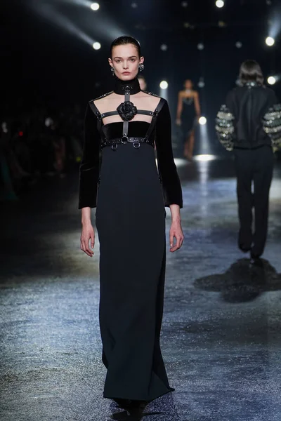 MİLAN, İTALYA 23 Şubat 2022 'de Milan Moda Haftası / Kış 2023' te İtalya 'nın Milano kentinde Roberto Cavalli defilesinde bir model podyumda yürüyor..