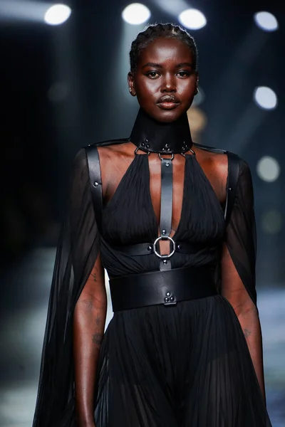 Milan Italien Ruari Adut Akech Går Modevisningen Roberto Cavalli Milano — Stockfoto