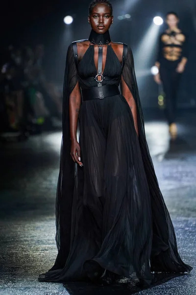 Milan Italië Februari Adut Akech Loopt Baan Roberto Cavalli Modeshow — Stockfoto