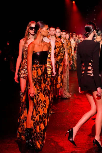 Milan Italy February Models Walk Runway Finale Roberto Cavalli Fashion — Φωτογραφία Αρχείου
