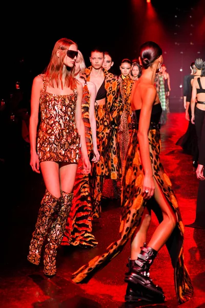 Milan Italië Februari Modellen Lopen Start Landingsbaan Finale Roberto Cavalli — Stockfoto