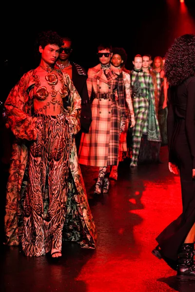 MİLAN, İTALYA 23 Şubat 2022 'de Milan Moda Haftası / Kış 2023' te İtalya 'nın Milano kentinde düzenlenen Roberto Cavalli defilesinde mankenler podyum finalinde yürür..