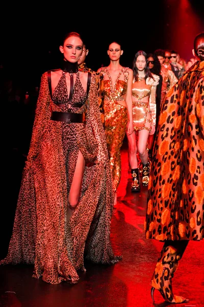 MİLAN, İTALYA 23 Şubat 2022 'de Milan Moda Haftası / Kış 2023' te İtalya 'nın Milano kentinde düzenlenen Roberto Cavalli defilesinde mankenler podyum finalinde yürür..