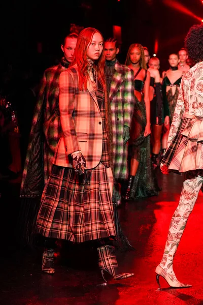 MİLAN, İTALYA 23 Şubat 2022 'de Milan Moda Haftası / Kış 2023' te İtalya 'nın Milano kentinde düzenlenen Roberto Cavalli defilesinde mankenler podyum finalinde yürür..