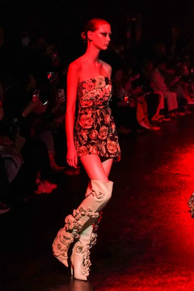 MİLAN, İTALYA 23 Şubat 2022 'de Milan Moda Haftası / Kış 2023' te İtalya 'nın Milano kentinde düzenlenen Roberto Cavalli defilesinde mankenler podyum finalinde yürür..