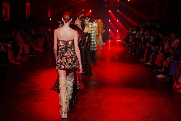 MİLAN, İTALYA 23 Şubat 2022 'de Milan Moda Haftası / Kış 2023' te İtalya 'nın Milano kentinde düzenlenen Roberto Cavalli defilesinde mankenler podyum finalinde yürür..