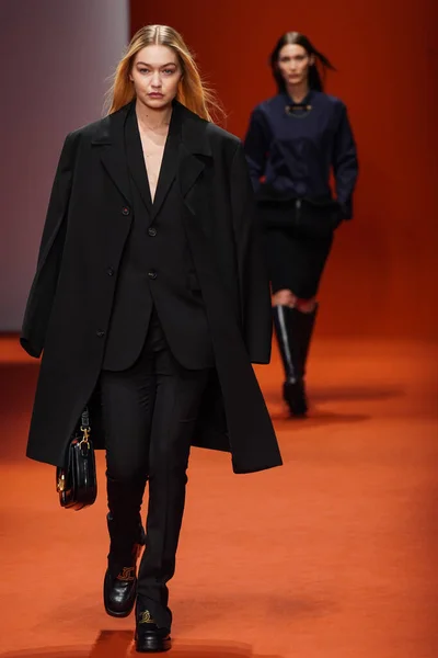 Milan Italy February Gigi Hadid Walks Runway Tod Fashion Show — ストック写真