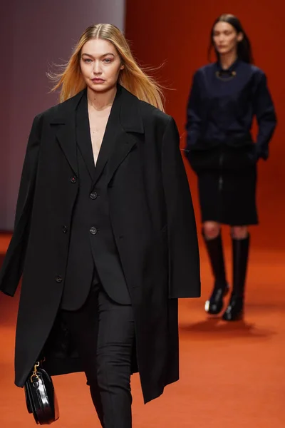 Milan Italy February Gigi Hadid Walks Runway Tod Fashion Show — Fotografia de Stock