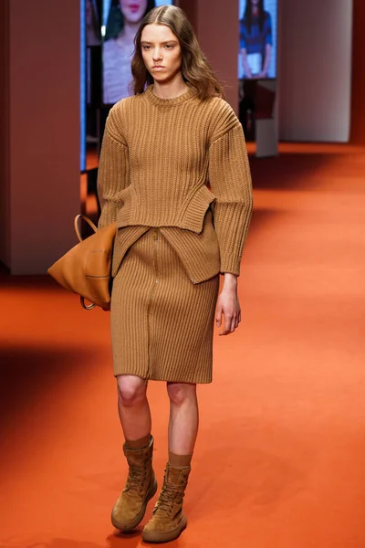 MILAN, İTALYA - 25 Şubat 2022 'de Milan Moda Haftası / Kış 2023' te İtalya 'nın Milano kentinde Tod defilesinde bir model podyumda yürüyor..