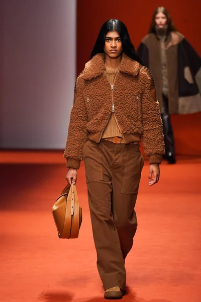MILAN, İTALYA - 25 Şubat 2022 'de Milan Moda Haftası / Kış 2023' te İtalya 'nın Milano kentinde Tod defilesinde bir model podyumda yürüyor..