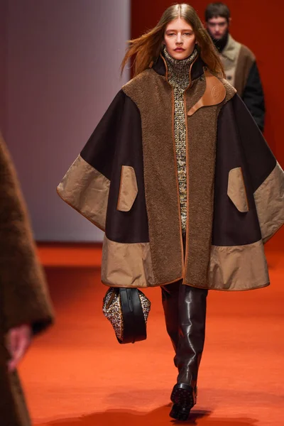 MILAN, İTALYA - 25 Şubat 2022 'de Milan Moda Haftası / Kış 2023' te İtalya 'nın Milano kentinde Tod defilesinde bir model podyumda yürüyor..