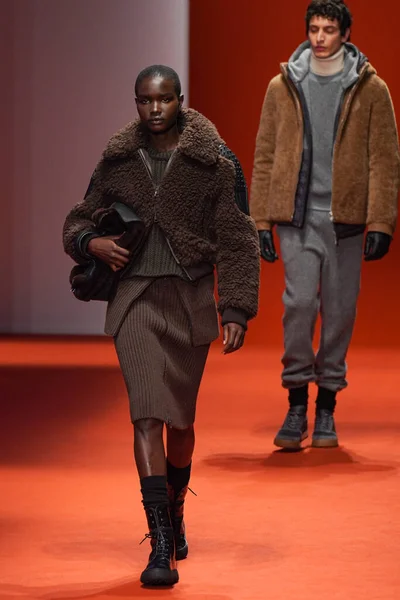 MILAN, İTALYA - 25 Şubat 2022 'de Milan Moda Haftası / Kış 2023' te İtalya 'nın Milano kentinde Tod defilesinde bir model podyumda yürüyor..