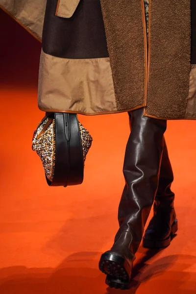 MILAN, İTALYA - 25 Şubat 2022 'de Milan Moda Haftası / Kış 2023' te İtalya 'nın Milano kentinde Tod defilesinde bir model podyumda yürüyor..