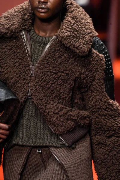 MILAN, İTALYA - 25 Şubat 2022 'de Milan Moda Haftası / Kış 2023' te İtalya 'nın Milano kentinde Tod defilesinde bir model podyumda yürüyor..