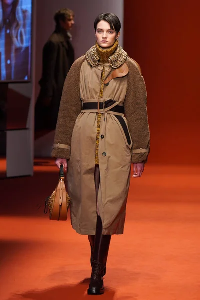 Milan Italy Φεβρουαριου Ένα Μοντέλο Περπατάει Στο Διάδρομο Στην Επίδειξη — Φωτογραφία Αρχείου