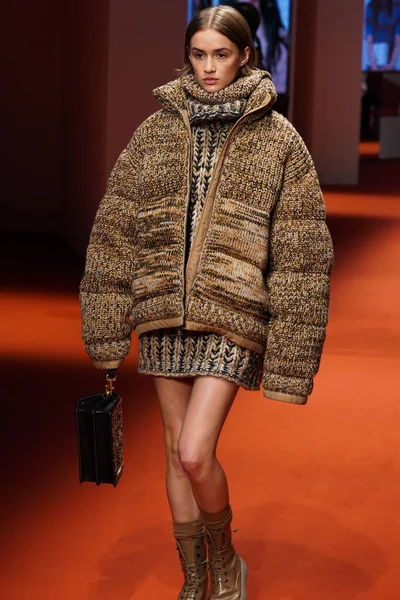 MILAN, İTALYA - 25 Şubat 2022 'de Milan Moda Haftası / Kış 2023' te İtalya 'nın Milano kentinde Tod defilesinde bir model podyumda yürüyor..