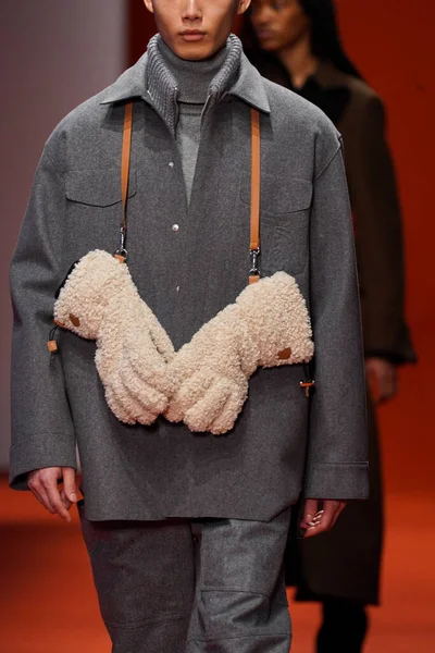 MILAN, İTALYA - 25 Şubat 2022 'de Milan Moda Haftası / Kış 2023' te İtalya 'nın Milano kentinde Tod defilesinde bir model podyumda yürüyor..