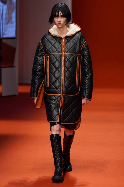 2022年2月25日 イタリア ミラノで開催されたミラノ ファッション ウィーク 2022年秋冬2022年2月25日に開催されたトッド ファッション ショーのランウェイをモデルが歩く — ストック写真