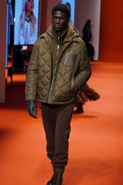 2022年2月25日 イタリア ミラノで開催されたミラノ ファッション ウィーク 2022年秋冬2022年2月25日に開催されたトッド ファッション ショーのランウェイをモデルが歩く — ストック写真