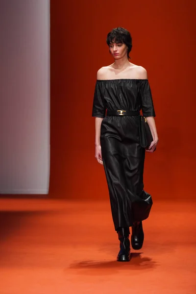 Milan Italien Ruarien Modell Går Banan Tods Modevisning Milano Fashion — Stockfoto