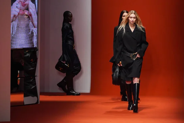 Milan Olaszország Február Modellek Sétálnak Kifutópálya Fináléján Tod Divatbemutatóján Milánói — Stock Fotó