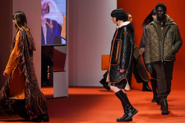 MİLAN, İTALYA - 25 Şubat 2022 'de Milan Moda Haftası / Kış 2023' te İtalya 'nın Milano kentinde düzenlenen Tod defilesinde mankenler podyum finalinde yürür..