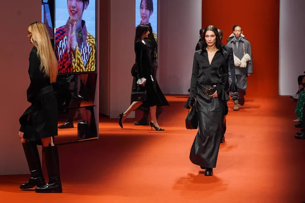 MILAN, İtalya - 25 Şubat 2022 tarihinde Milan Moda Haftası / Kış 2023 sırasında Tod defilesinde Bella Hadid podyum finalinde yürüyor..