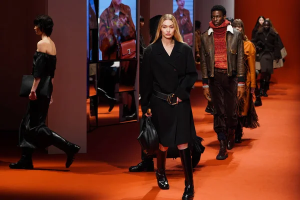 MILAN, İtalya - 25 Şubat 2022 'de Milano Moda Haftası / Kış 2023' te Tod 'un defilesinde Gigi Hadid podyum finalinde yürüyor..
