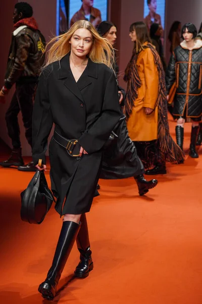 MILAN, İtalya - 25 Şubat 2022 'de Milano Moda Haftası / Kış 2023' te Tod 'un defilesinde Gigi Hadid podyum finalinde yürüyor..