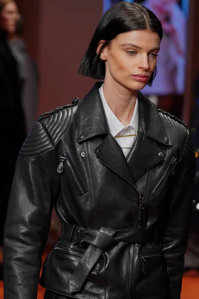 MİLAN, İTALYA - 25 Şubat 2022 'de Milan Moda Haftası / Kış 2023' te İtalya 'nın Milano kentinde düzenlenen Tod defilesinde mankenler podyum finalinde yürür..