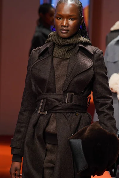 MİLAN, İTALYA - 25 Şubat 2022 'de Milan Moda Haftası / Kış 2023' te İtalya 'nın Milano kentinde düzenlenen Tod defilesinde mankenler podyum finalinde yürür..