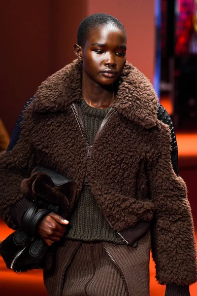 MİLAN, İTALYA - 25 Şubat 2022 'de Milan Moda Haftası / Kış 2023' te İtalya 'nın Milano kentinde düzenlenen Tod defilesinde mankenler podyum finalinde yürür..