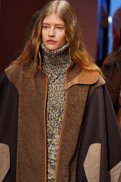 MİLAN, İTALYA - 25 Şubat 2022 'de Milan Moda Haftası / Kış 2023' te İtalya 'nın Milano kentinde düzenlenen Tod defilesinde mankenler podyum finalinde yürür..