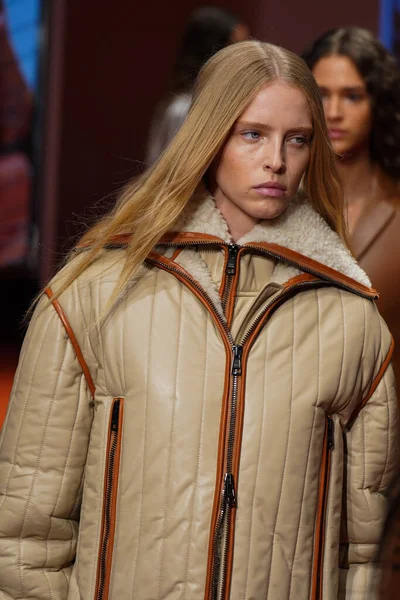 MİLAN, İTALYA - 25 Şubat 2022 'de Milan Moda Haftası / Kış 2023' te İtalya 'nın Milano kentinde düzenlenen Tod defilesinde mankenler podyum finalinde yürür..