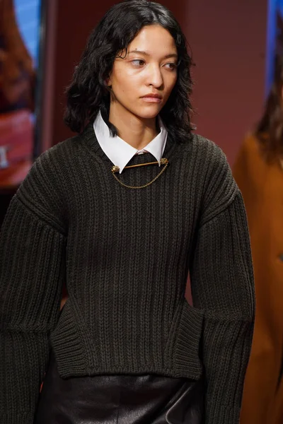 MİLAN, İTALYA - 25 Şubat 2022 'de Milan Moda Haftası / Kış 2023' te İtalya 'nın Milano kentinde düzenlenen Tod defilesinde mankenler podyum finalinde yürür..