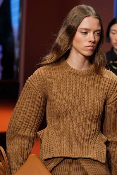 MİLAN, İTALYA - 25 Şubat 2022 'de Milan Moda Haftası / Kış 2023' te İtalya 'nın Milano kentinde düzenlenen Tod defilesinde mankenler podyum finalinde yürür..