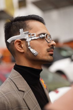 MILAN, ITALY - 24 Şubat 2022 'de Milano Moda Haftası' nda Annakiki moda defilesinden önce sokak tarzı moda.