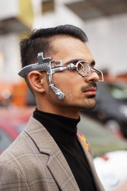 MILAN, ITALY - 24 Şubat 2022 'de Milano Moda Haftası' nda Annakiki moda defilesinden önce sokak tarzı moda.