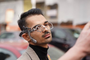 MILAN, ITALY - 24 Şubat 2022 'de Milano Moda Haftası' nda Annakiki moda defilesinden önce sokak tarzı moda.