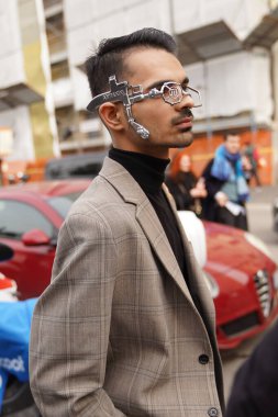 MILAN, ITALY - 24 Şubat 2022 'de Milano Moda Haftası' nda Annakiki moda defilesinden önce sokak tarzı moda.