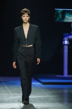 MİLAN, İtalya - 24 Şubat 2022 'de Milano Moda Haftası / Kış 2023' te İtalya 'nın Milano kentinde düzenlenen Annakiki defilesinde bir model podyumda yürüyor..