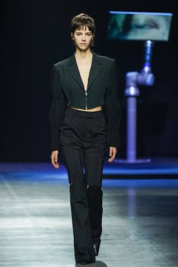 MİLAN, İtalya - 24 Şubat 2022 'de Milano Moda Haftası / Kış 2023' te İtalya 'nın Milano kentinde düzenlenen Annakiki defilesinde bir model podyumda yürüyor..