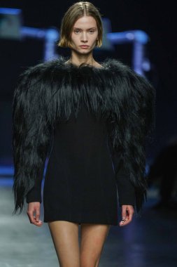 MİLAN, İtalya - 24 Şubat 2022 'de Milano Moda Haftası / Kış 2023' te İtalya 'nın Milano kentinde düzenlenen Annakiki defilesinde bir model podyumda yürüyor..