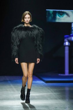 MİLAN, İtalya - 24 Şubat 2022 'de Milano Moda Haftası / Kış 2023' te İtalya 'nın Milano kentinde düzenlenen Annakiki defilesinde bir model podyumda yürüyor..