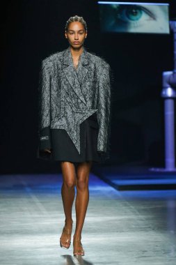 MİLAN, İtalya - 24 Şubat 2022 'de Milano Moda Haftası / Kış 2023' te İtalya 'nın Milano kentinde düzenlenen Annakiki defilesinde bir model podyumda yürüyor..