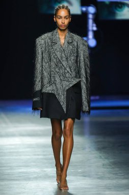 MİLAN, İtalya - 24 Şubat 2022 'de Milano Moda Haftası / Kış 2023' te İtalya 'nın Milano kentinde düzenlenen Annakiki defilesinde bir model podyumda yürüyor..