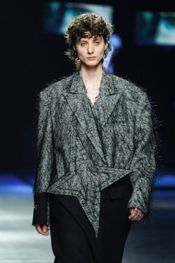 MİLAN, İtalya - 24 Şubat 2022 'de Milano Moda Haftası / Kış 2023' te İtalya 'nın Milano kentinde düzenlenen Annakiki defilesinde bir model podyumda yürüyor..