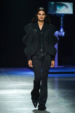 MİLAN, İtalya - 24 Şubat 2022 'de Milano Moda Haftası / Kış 2023' te İtalya 'nın Milano kentinde düzenlenen Annakiki defilesinde bir model podyumda yürüyor..