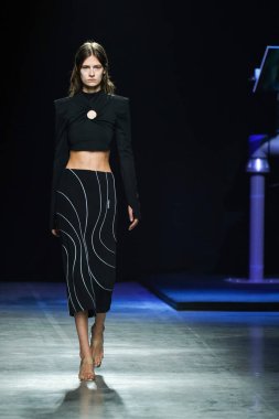 MİLAN, İtalya - 24 Şubat 2022 'de Milano Moda Haftası / Kış 2023' te İtalya 'nın Milano kentinde düzenlenen Annakiki defilesinde bir model podyumda yürüyor..